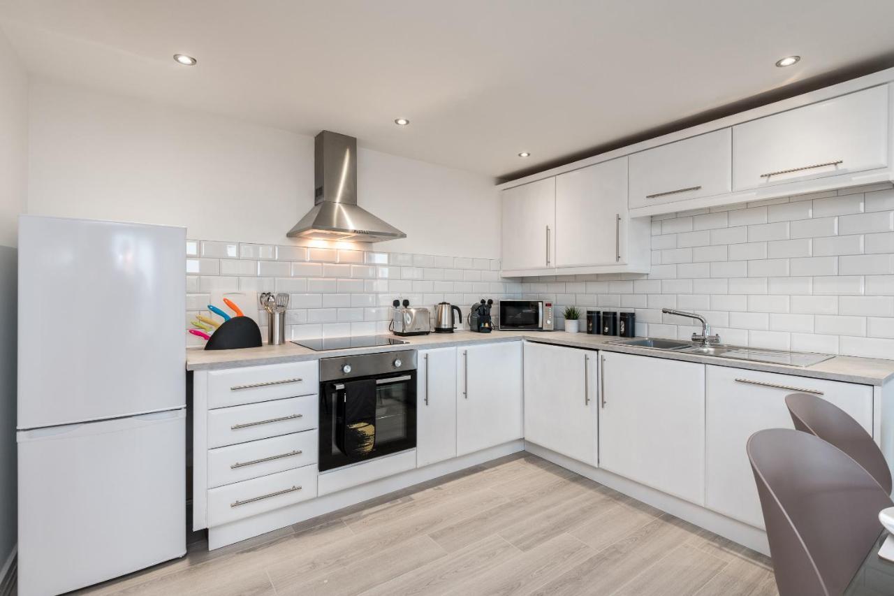 Host Apartments - Contemporary 3 Bed Apt With Balcony - Perfect For Long Stays Ливърпул Екстериор снимка