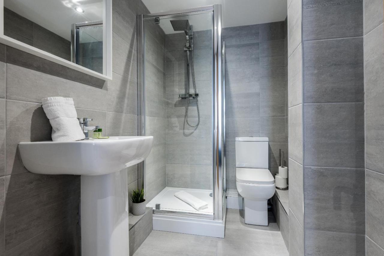 Host Apartments - Contemporary 3 Bed Apt With Balcony - Perfect For Long Stays Ливърпул Екстериор снимка